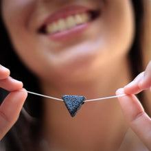 Carregar imagem no visualizador da galeria, Colar de Prata com Pedra Vulcânica Triangular
