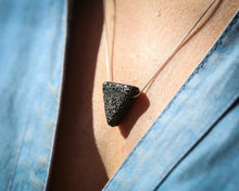 Carregar imagem no visualizador da galeria, Colar de Prata com Pedra Vulcânica Triangular
